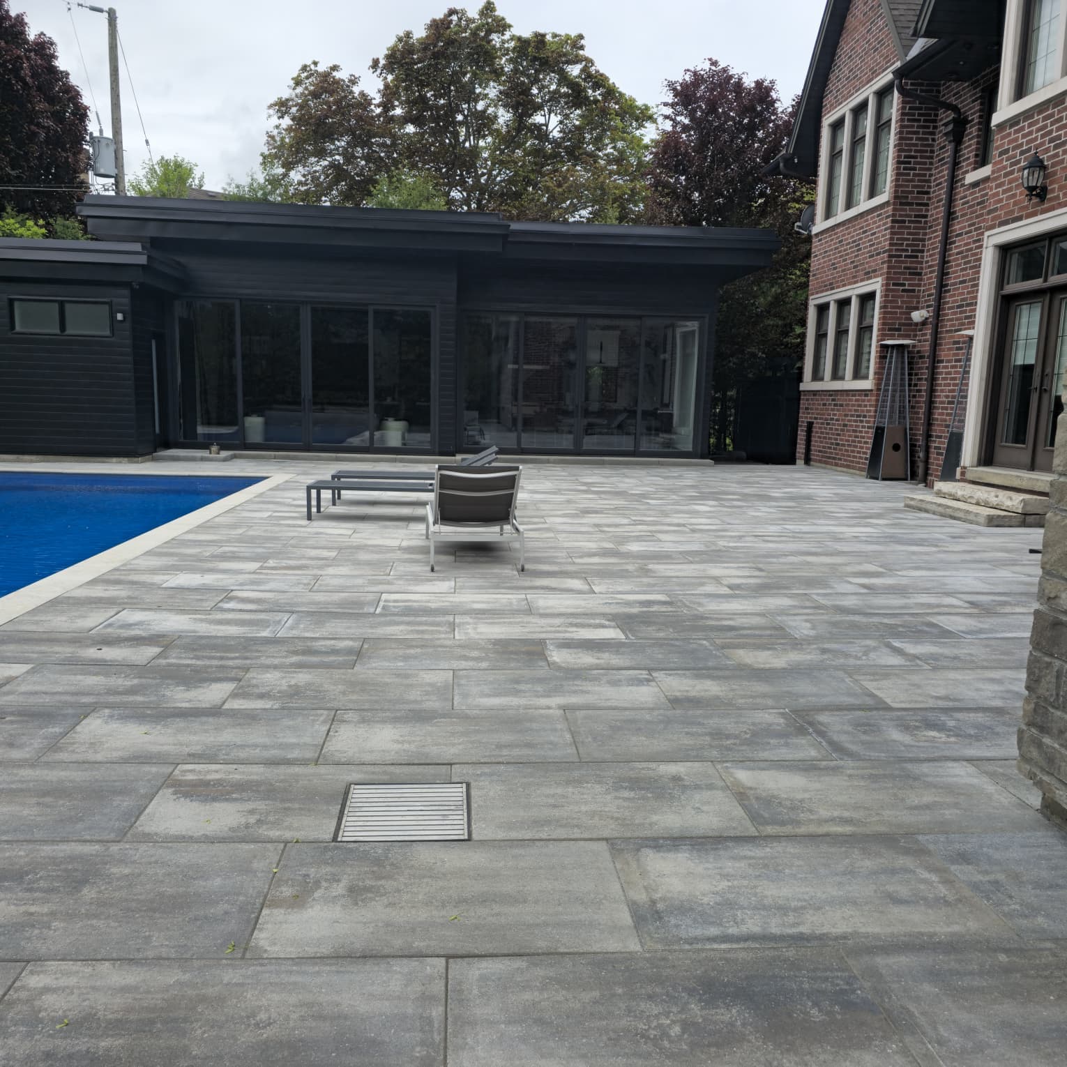Luxury estate patio and pool landscape by Cavemen Landscapes - Toronto