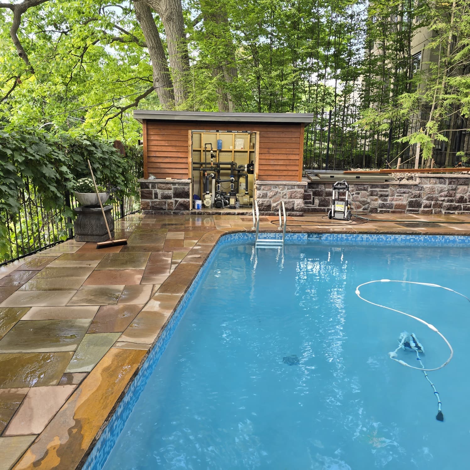 Luxury pool area with natural flagstone surround and stone retaining wall by Cavemen Landscapes — Toronto